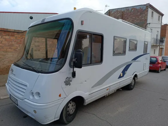 Reparación golpe autocaravana. Detalle.