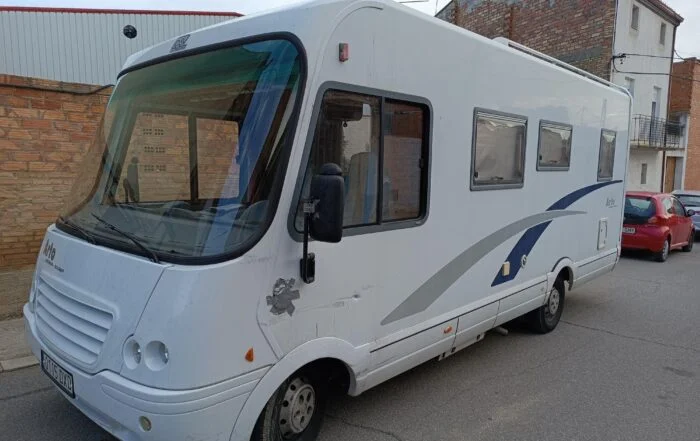 Reparación golpe autocaravana. Detalle.
