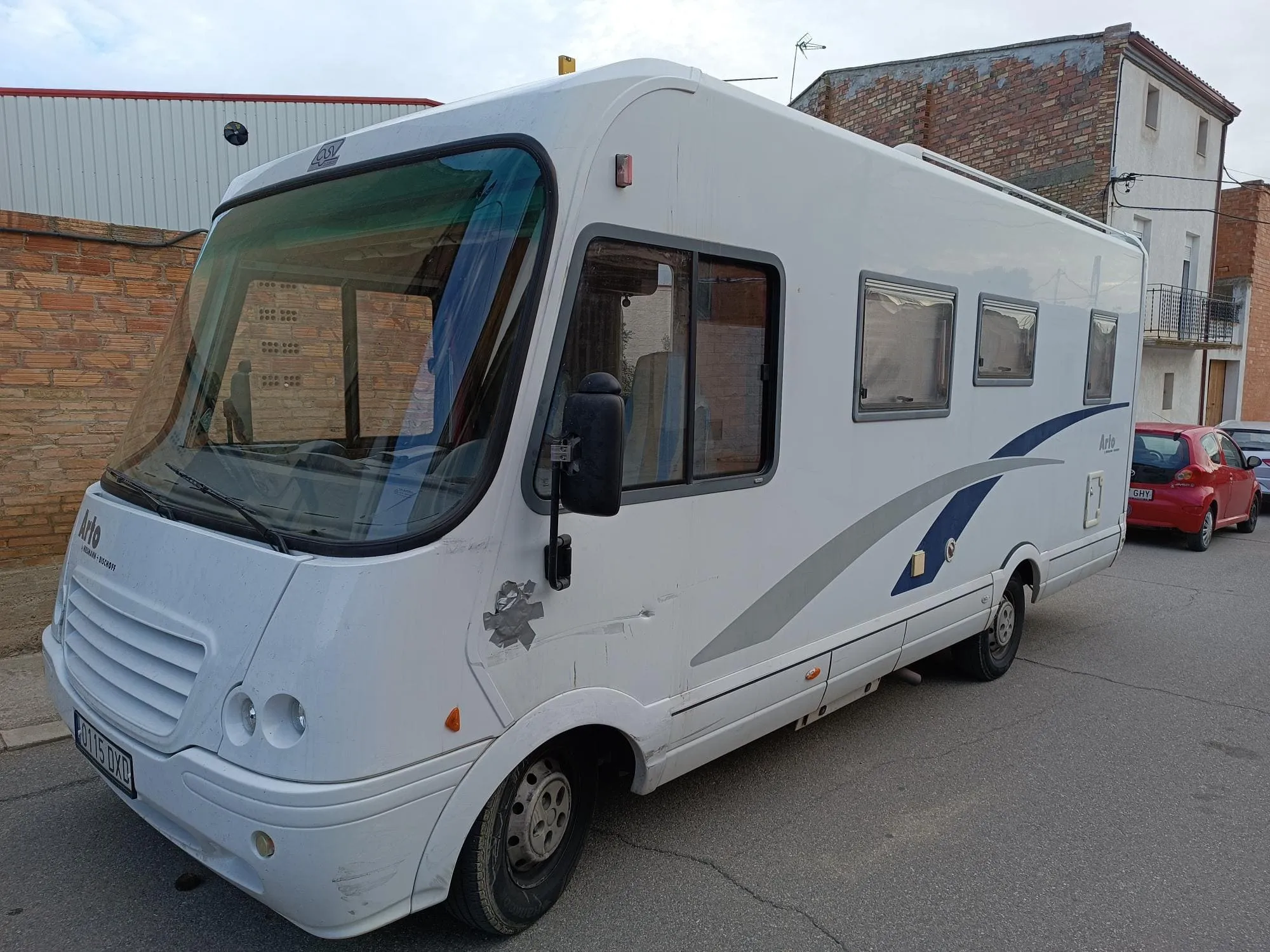 Reparación golpe autocaravana. Detalle.