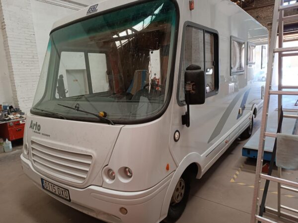 Reparación golpe autocaravana. Detalle del resultado arreglado.