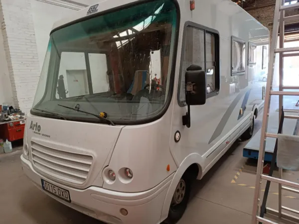 Reparación golpe autocaravana. Detalle del resultado arreglado.