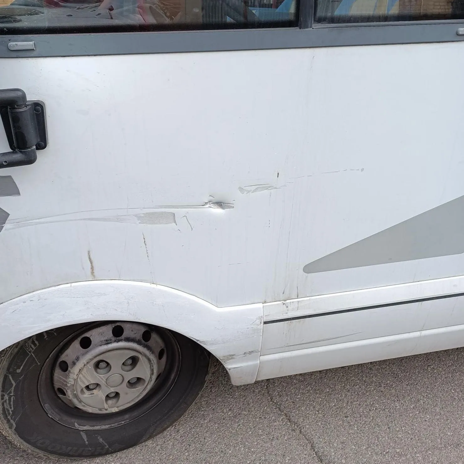 Reparación golpe autocaravana. Detalle del golpe y arañazo. Reparación golpe autocaravana. Detalle del golpe y arañazo.